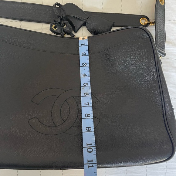 Chanel black leather bag with gold chain handle.There is a small cut on lock tag - Picture 7 of 14